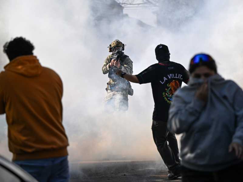Manifestanti si scontrano con gli agenti federali a Chicago, Illinois (GettyImages)&nbsp;<br />
