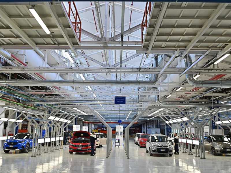 Il lungo futuro dell’auto che si trasforma ma resiste