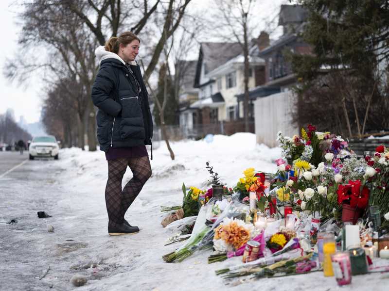 I fiori sul luogo dell'omicidio di Renee Nicole Good a Minneapolis (Foto di Stephen Maturen/Getty Images) <br />