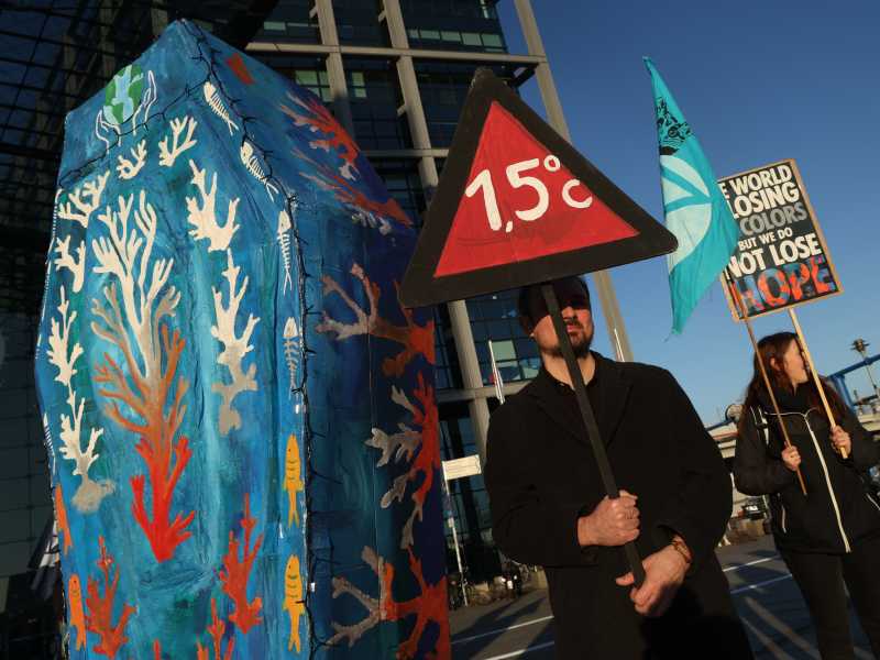 Berlino, attivisti chiedono politiche climatiche a 10 anni dall'accordo di Parigi (Foto di Sean Gallup/Getty Images)&nbsp;<br />