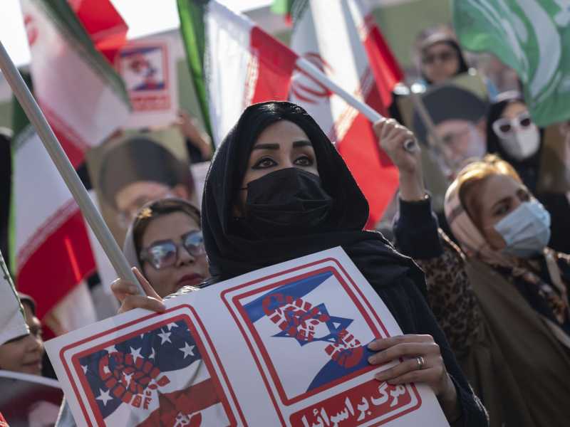 Una donna iraniana a una manifestazione pro-governativa a Teheran, il 12 gennaio 2026 (Morteza Nikoubazl/NurPhoto via Getty Images)&nbsp;<br />