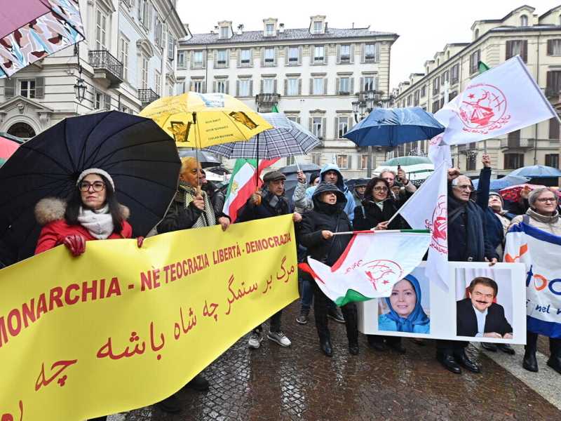 Manifestazione “Per un Iran libero e democratico” sabato scorso a Torino (Ansa) <br />