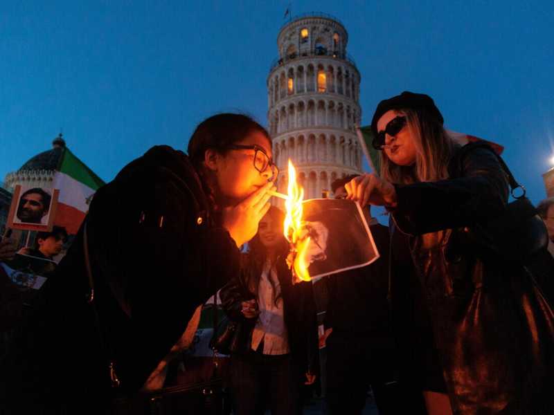 Anche a Pisa, sabato scorso, si &egrave; ripetuto il gesto divenuto simbolo delle manifestazioni contro il regime iraniano (Ansa)