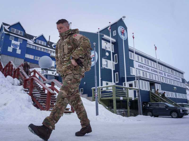 Un soldato danese davanti al Quartier generale del Comando artico Congiunto a Nuuk (LaPresse)&nbsp;<br />