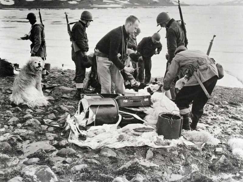 Soldati americani dopo avere distrutto una stazione radio tedesca e una base meteorologica in Groenlandia nel 1943 (Getty)&nbsp;<br />