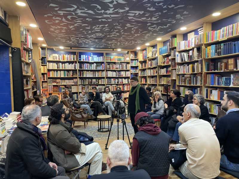 Leggere l’Iran libero a Parigi. Dentro la libreria Naakojaa, fabbrica di testi proibiti