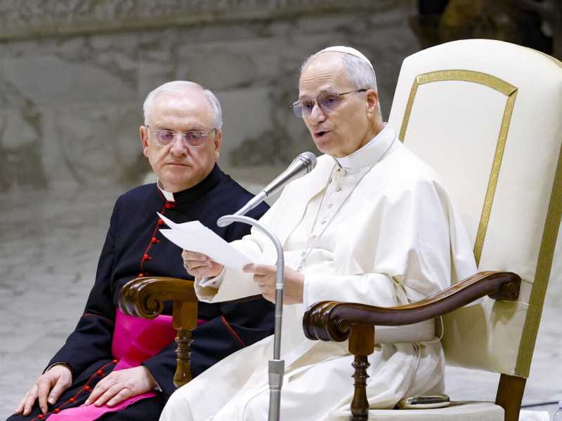 mons. Leonardo Sapienza accanto a Papa Leone XIV (foto Ansa) <br />