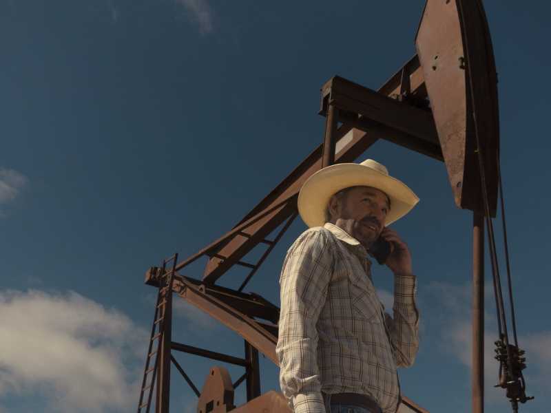 Billy Bob Thornton in una scena di &ldquo;Landman&rdquo;. La serie &egrave; su Paramount+ e Apple tv&nbsp;<br />