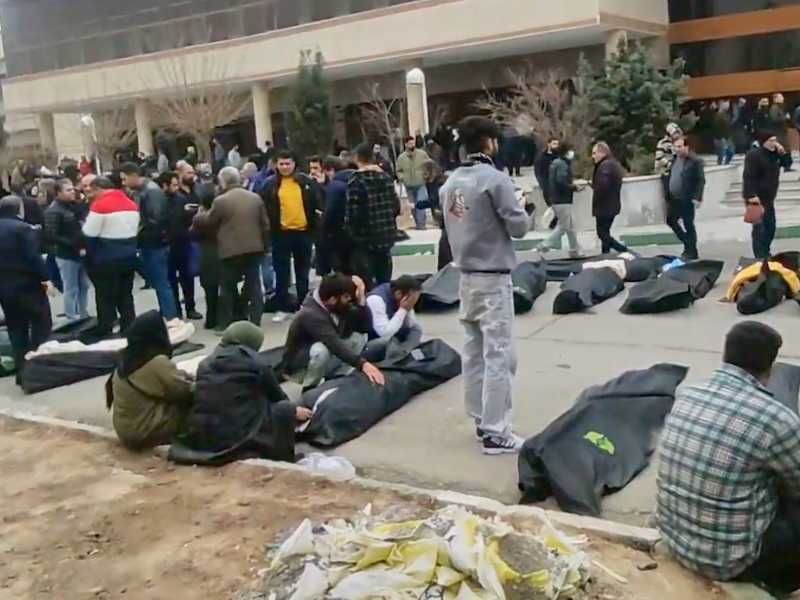 Repressione in Iran, un obitorio con decine di corpi e persone in lutto dopo la repressione alla periferia di Teheran, 13 gennaio 2026 (LaPresse)&nbsp;<br />