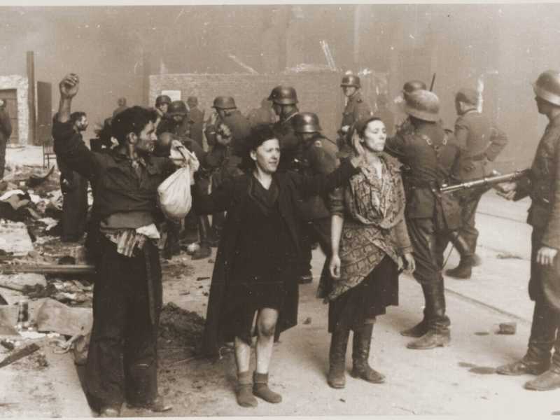 Truppe delle SS naziste e membri della resistenza ebraica catturati durante la repressione della rivolta del ghetto di Varsavia nel 1943 (Getty Images) <br />