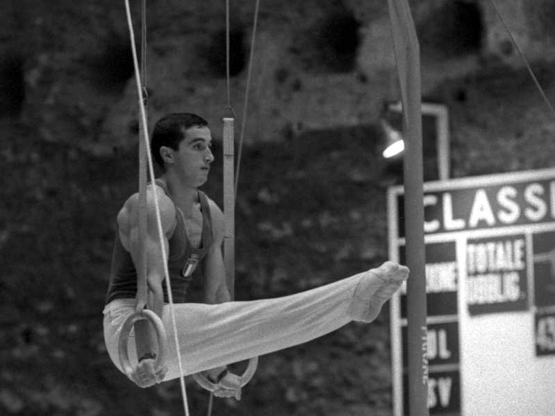 Franco Menichelli&nbsp;<span style="color: rgb(46, 45, 45); font-size: 12px;">impegnato nella prova agli anelli alle Olimpiadi di Roma 1960 (foto archivio storico Ansa)</span>