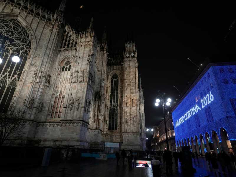 Gli anelli olimpici proiettati in piazza del Duomo a Milano (foto LaPresse) <br />