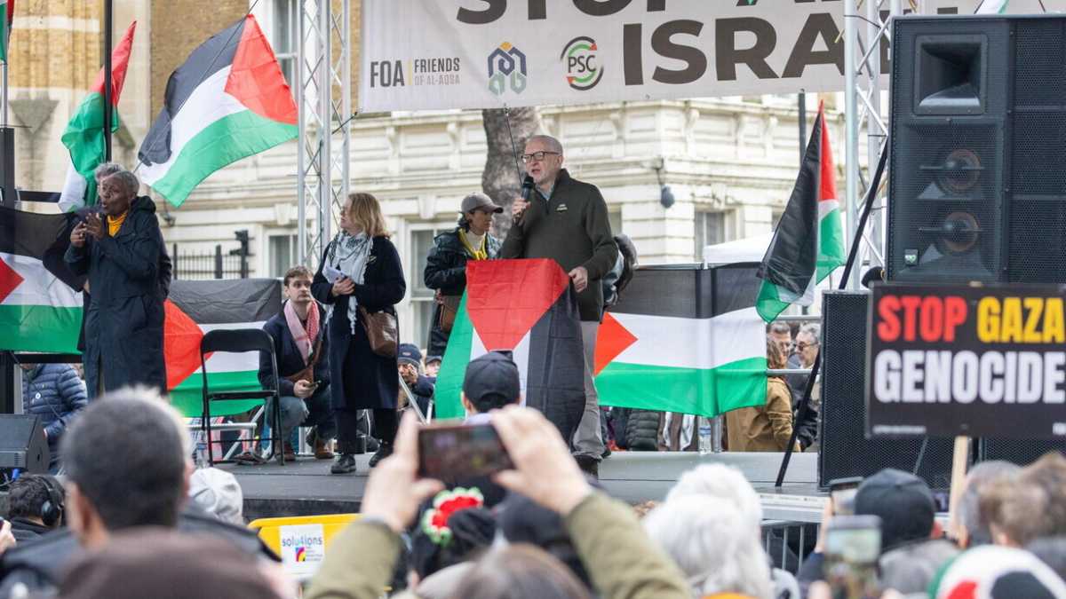 Immagine di Nella Londra corbiniana si tifa ayatollah. “Ditelo chiaro e forte, Khamenei ci rendi orgogliosi”