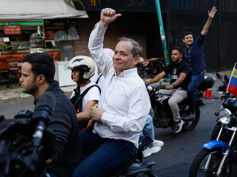 Juan Pablo Guanipa, rilasciato dal carcere, visita i parenti dei prigionieri politici vicino al centro di detenzione di El Helicoide a Caracas (GettyImages)&nbsp;<br />