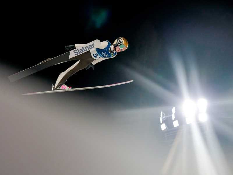 Il salto d'argento di Nika Prevc a Milano-Cortina 2026 (foto Ap, via LaPresse)