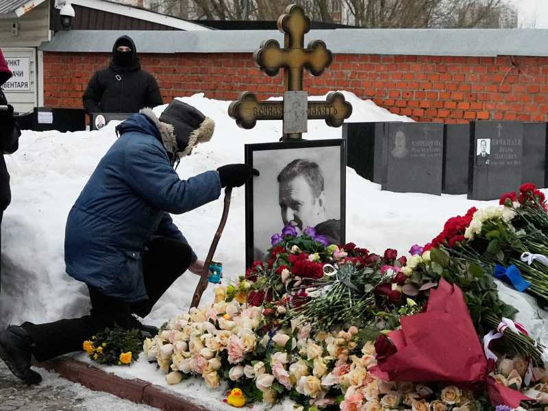 Sulla tomba di Navalny, a due anni dalla sua morte, nel cimitero Borisovskoye di Mosca (AP Photo/Alexander Zemlianichenko) <br />
