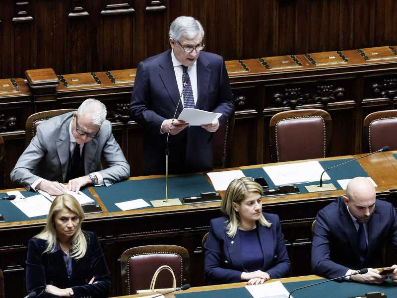 La solitudine di Tajani. Non vuole andare al Board ed è solo in Aula. il Pd lo attacca con le frasi di Marina B. L'idea di inviare Peronaci