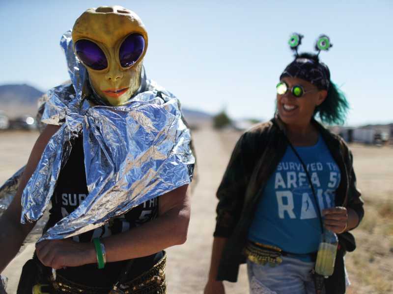 Raver nel deserto del Nevada per il raduno "Storm Area 51" (foto di Mario Tama/Getty Images) <br />