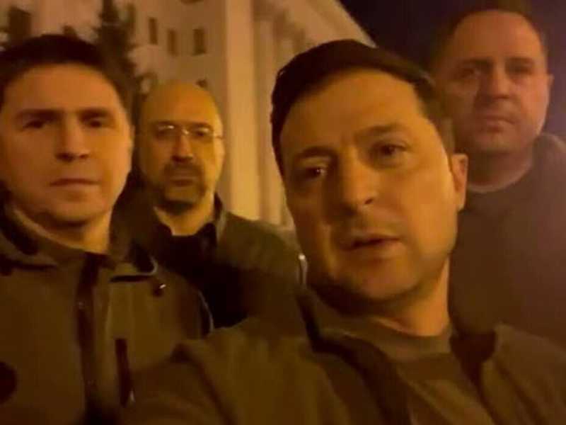 Zelensky non fugg&igrave; da Kyiv e il 25 febbraio 2022, in piedi sulla via Bankova, registr&ograve; il suo video pi&ugrave; celebre: &ldquo;Siamo tutti qui&rdquo;&nbsp;<br />