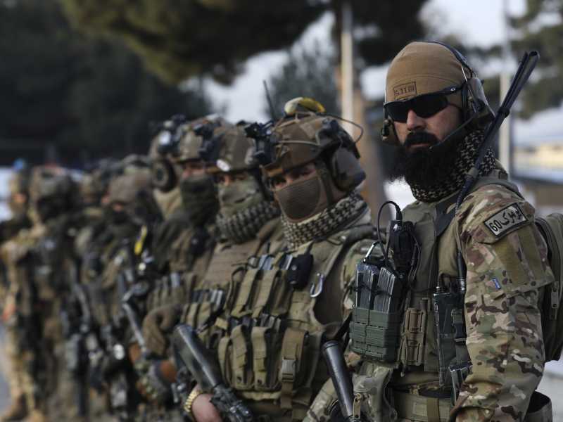 Personale di sicurezza talebano all'aeroporto internazionale di Kabul (AP Photo/Siddiqullah Alizai)&nbsp;<br />