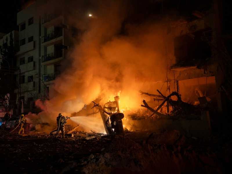 Un incendio dopo l'attacco missilistico iraniano nel centro di Tel Aviv (Foto di Erik Marmor/Getty Images)&nbsp;<br />