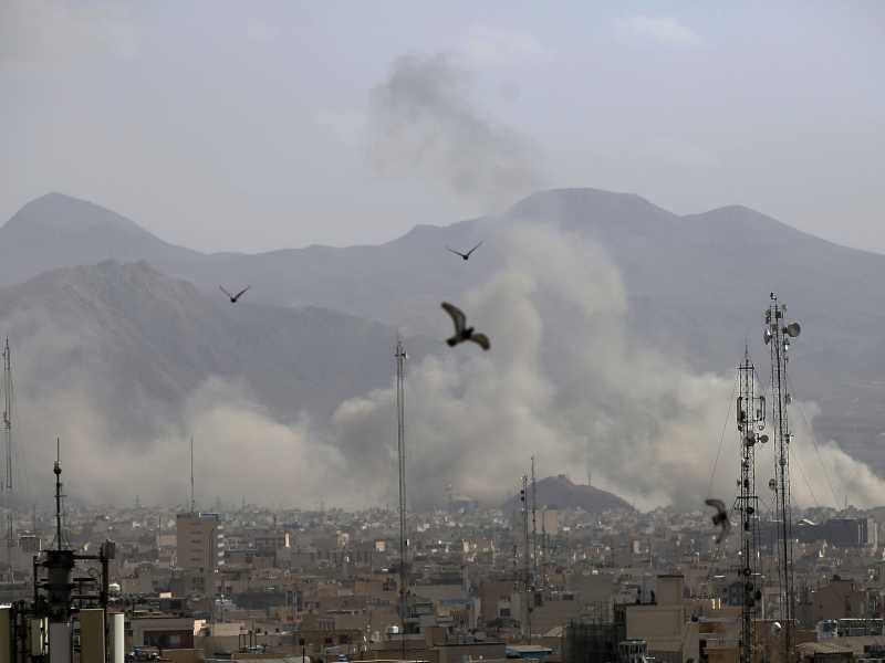 Il fumo si alza sul centro di Teheran dopo la seconda ondata di attacchi aerei israeliani (Fatemeh Bahrami/Anadolu/Getty Images) <br />