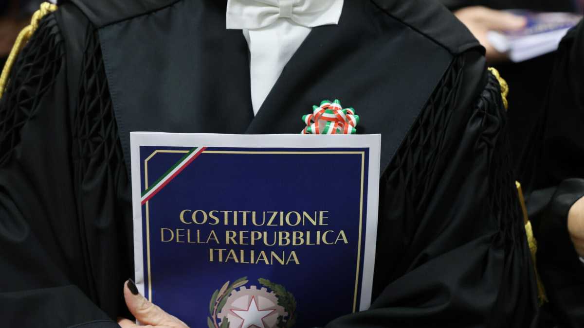Immagine di Scrollare la giustizia folle
