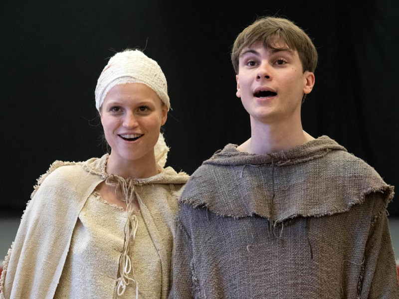 Gli attori Ksenia Borzak e Giulio Pranno&nbsp;durante le prove di Fratello Sole Sorella Luna (foto ANSA)