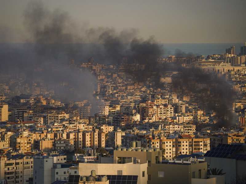 L'aviazione israeliana effettua intensi attacchi sulla periferia sud di Beirut, in Libano (Foto di Adri Salido/Anadolu via Getty Images) <br />