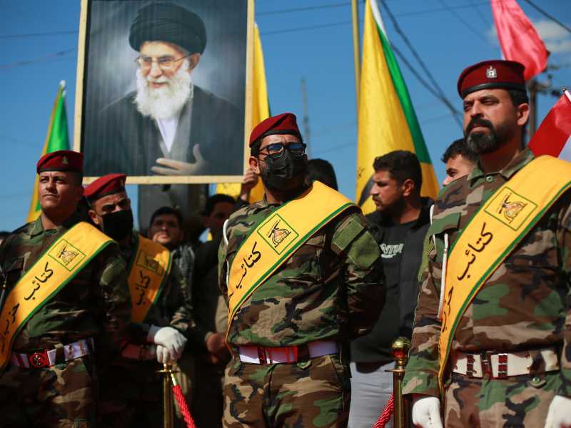 &nbsp;Uomini di Ktaib Hezbollah durante una manifestazione di cordoglio per la morte di Ali Khamenei a Babil, in Iraq (foto Getty)