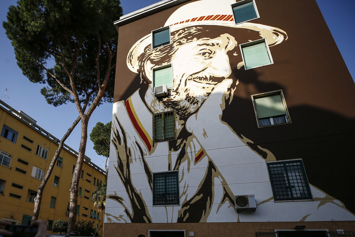 Gigi Proietti in un murales realizzato al quartiere Tufello di Roma (LaPresse)