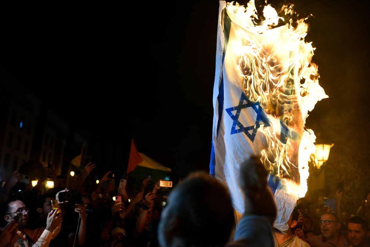 Una bandiera di Israele bruciata a Rabat - foto Ansa