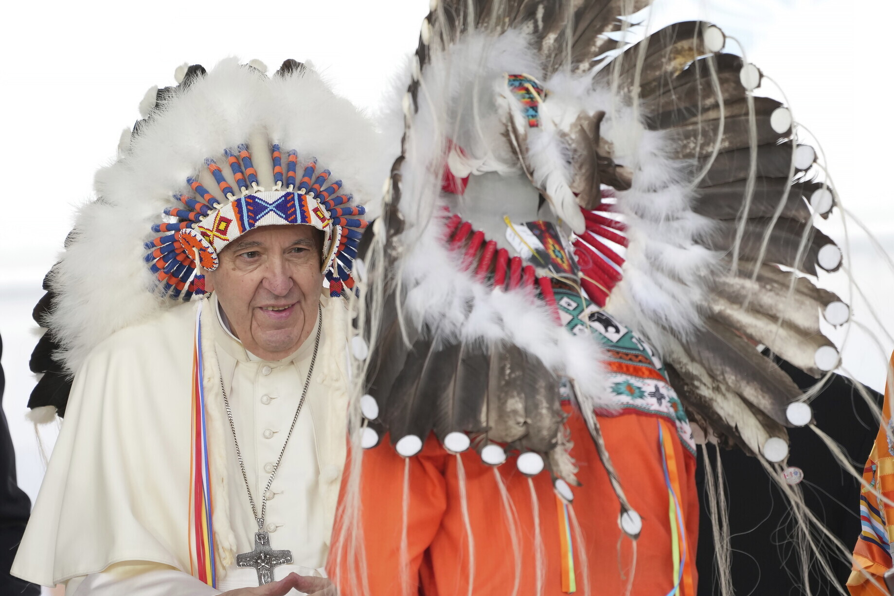 &nbsp;Il Papa incontra un rappresentante della comunit&agrave; indigena a Maskwacis, in Alberta, durante il suo viaggio in Canada (Getty Images)