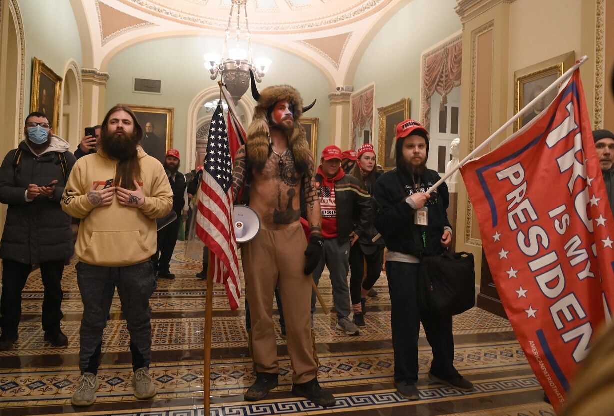 Gennaio. I supporters di Donald Trump invadono Capitol Hill, sede del Congresso americano, denunciando presunti brogli elettorali contro l'ex presidente