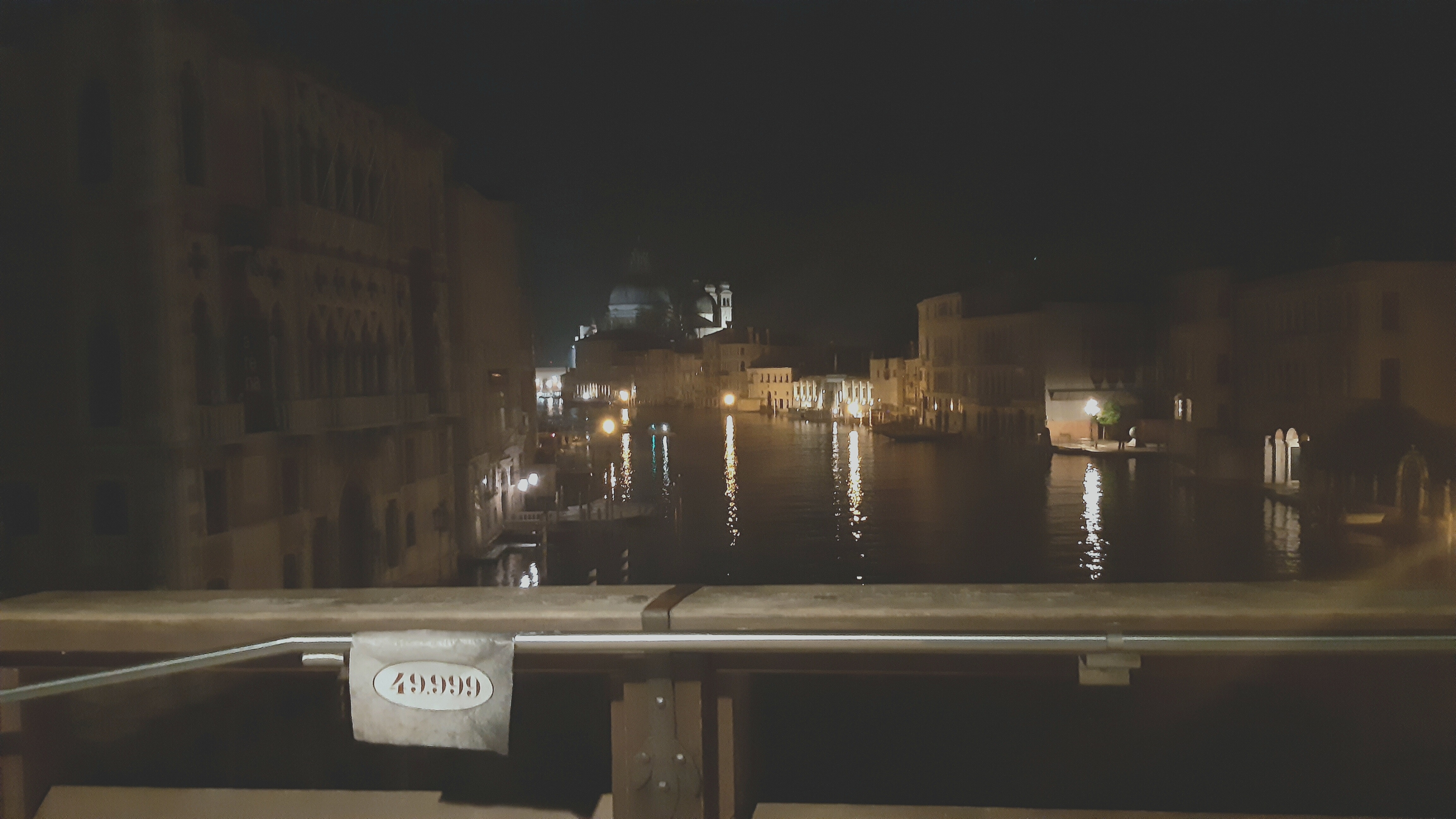 Cartello '49.999' sul ponte dell'Accademia, di fronte alla basilica della Salute&nbsp;