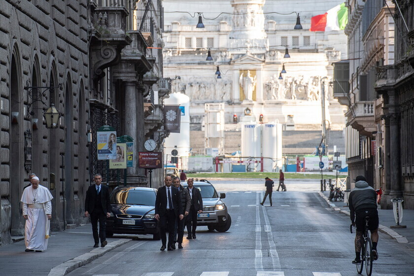 15 marzo 2020. Papa Francesco percorre a piedi una Via del Corso deserta per raggiungere la chiesa di San Marcello al Corso (foto Vatican Media)