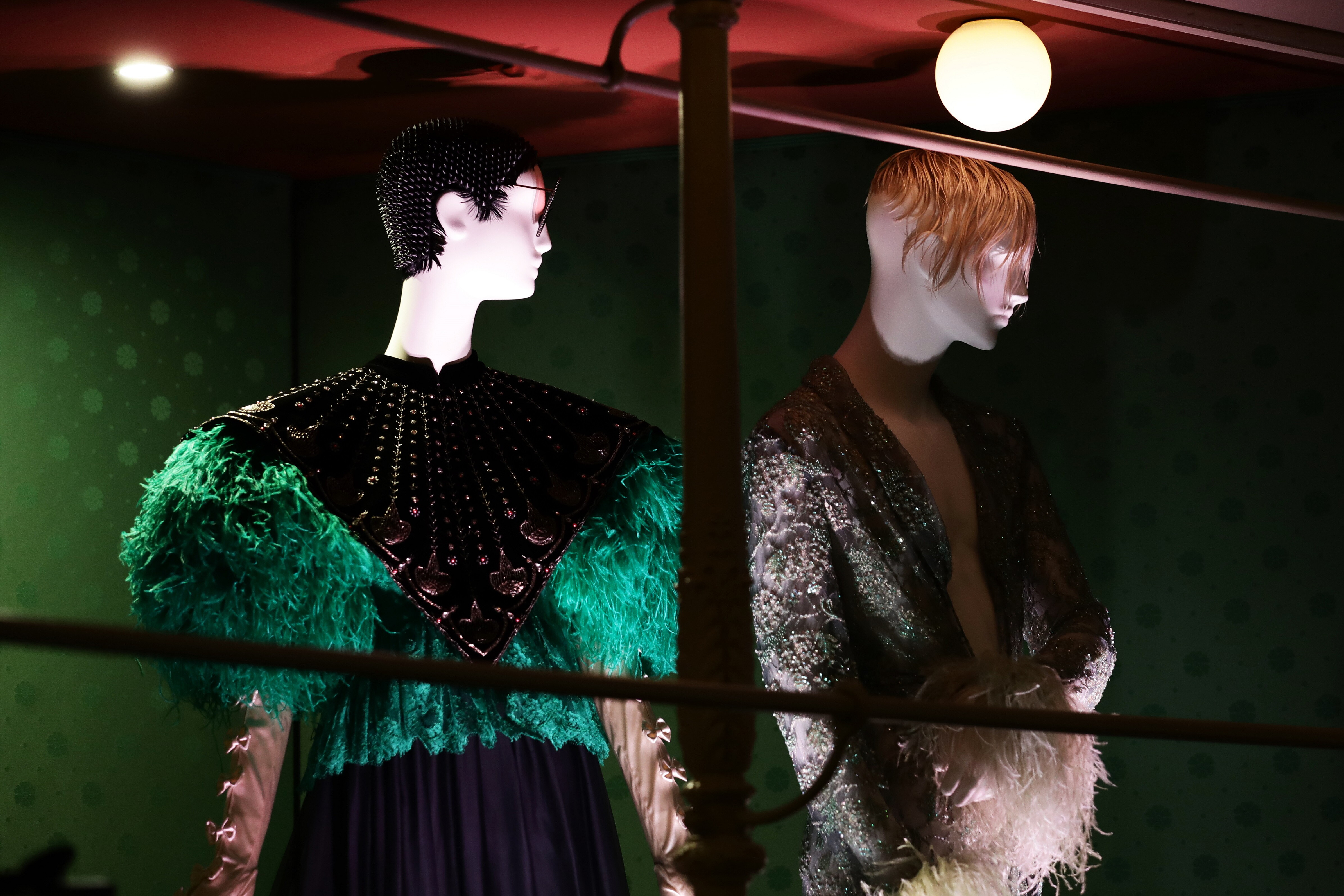 A sinistra, Alessandro Michele per Gucci - Ensemble, autunno/inverno 2018-19, Foto archivio storico Gucci - A destra, Palomo Spain - Ensemble, primavera/estate 2018 - foto Vittorio Zunino Celotto / Getty Images per The Metropolitan Museum of Art