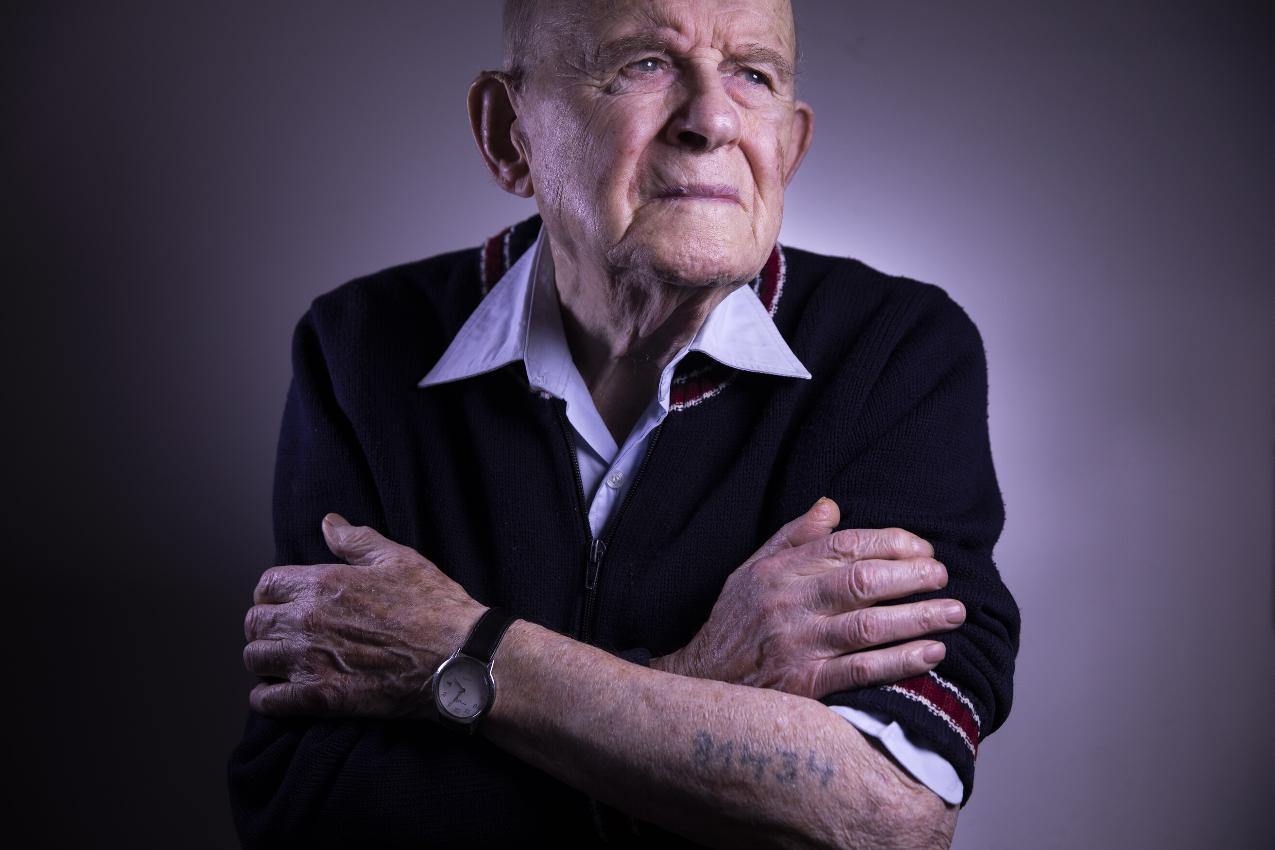 Ramat Gan, Israele. Mordechai Ciechanower, un sopravvissuto di Auschwitz di 95 anni (AP Photo/Markus Schreiber/LaPresse)