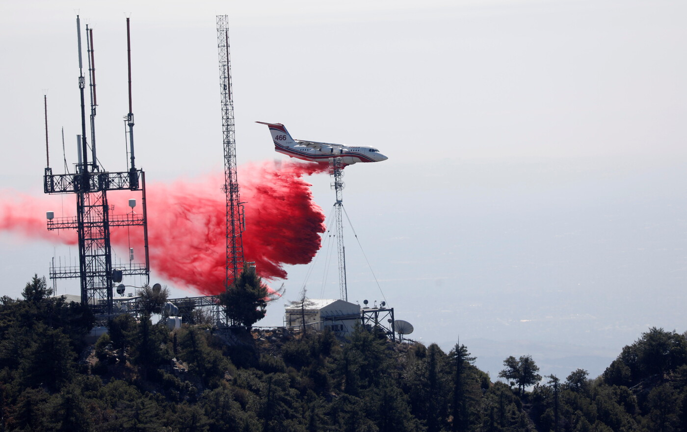 Un'aviocisterna sparge liquido ritardante