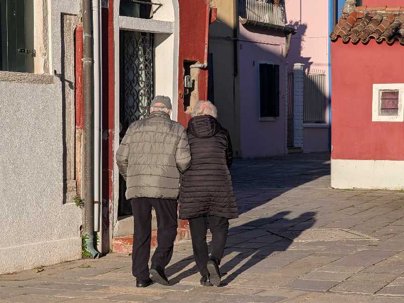 Una coppia di anziani a Burano (Michael Nguyen/NurPhoto via Getty Images)