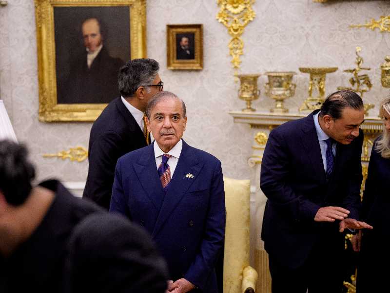 Il primo ministro pakistano Shehbaz Sharif attende mentre il presidente degli Stati Uniti Donald Trump parla ai giornalisti nello Studio Ovale della Casa Bianca il 25 settembre 2025 a Washington (Foto di Andrew Harnik/Getty Images)