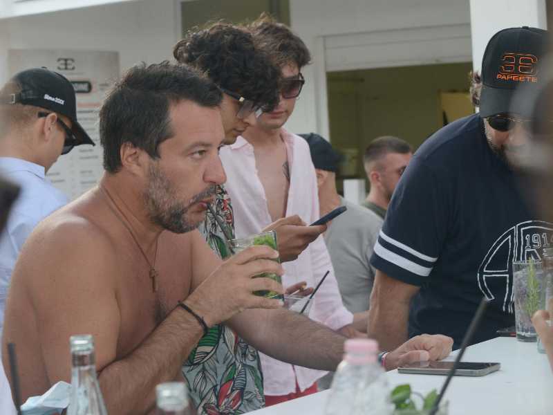Il segretario federale della Lega, Matteo Salvini, al Papeete Beach di Milano Marittima, 01 agosto 2021.ANSA/STEFANO CAVICCHI