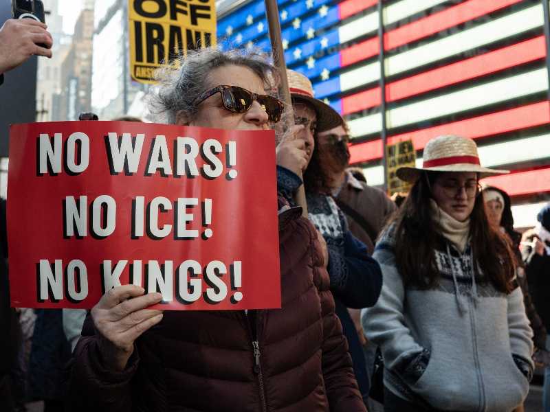 Una donna con un cartello "No Wars! No ICE! No Kings!" durante una protesta contro l'attacco militare americano in Iran, a Times Square, New York, New York, USA, 28 Febbraio 2026. EPA/DEREK FRENCH