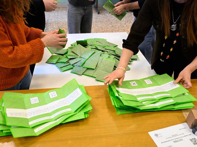 Conto dei voti per il referendum sulla giustizia ANSA / DANIEL DAL ZENNARO