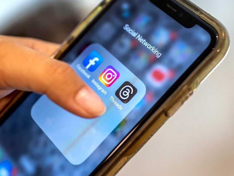 epa10729851 A person using a mobile phone logs in to the new Threads app in Miami, Florida, USA, 06 July 2023. Meta, the company behind Facebook and Instagram, said in a press release on 05 July 2023, that Mark Zuckerberg announced the initial version of 'Threads', an Instagram's text-based conversation app.  EPA/CRISTOBAL HERRERA-ULASHKEVICH