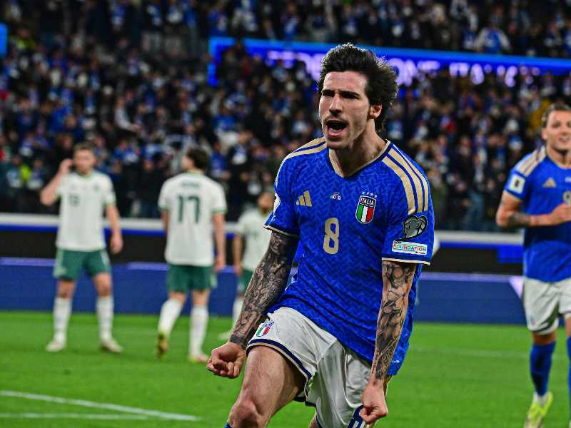Sandro Tonali festeggia il gol del vantaggio dell'Italia contro l'Irlanda del Nord (foto Ansa)
