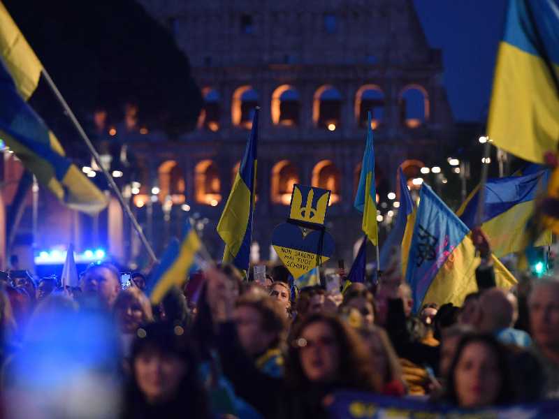 Manifestazione per il terzo anno dall’inizio della invasione russa in Ucraina a Piazza dell’Esquilino, Roma, 23 febbraio 2025 (ANSA/FABIO CIMAGLIA)