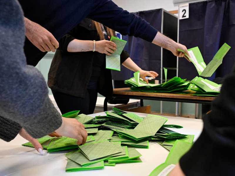 La conta dei voti al referendum sulla giustizia. ANSA / DANIEL DAL ZENNARO
