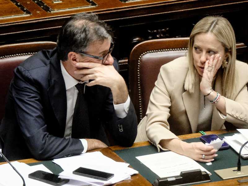 Il ministro dell’Economia Giancarlo Giorgetti e la presidente del Consiglio Giorgia Meloni alla Camera (foto Mauro Scrobogna / LaPresse)