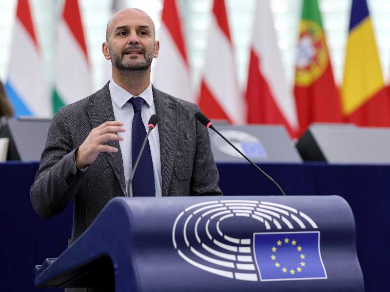 epa12469250 European Conservatives and Reformists Group co-chair Nicola Procaccini speaks during a debate titled 'Recent peace agreement in the Middle East and the role of the EU' at the European Parliament in Strasbourg, France, 21 October 2025. The current plenary session runs from 20 to 23 October 2025.  EPA/RONALD WITTEK